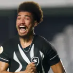 Zagueiro Adryelson, alvo do Grêmio, comemorando gol pelo Botafogo
