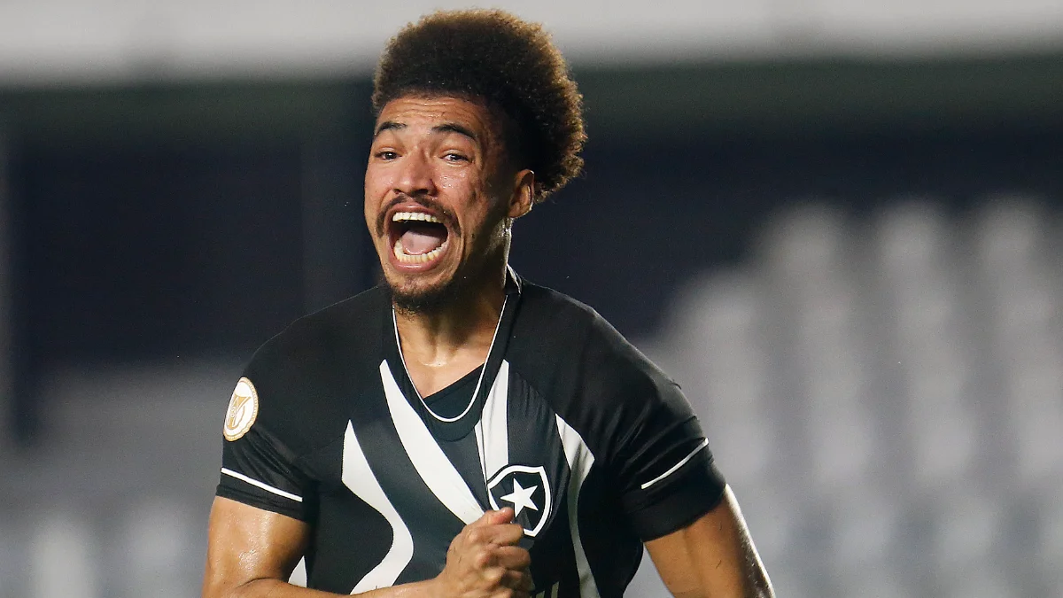 Zagueiro Adryelson, alvo do Grêmio, comemorando gol pelo Botafogo