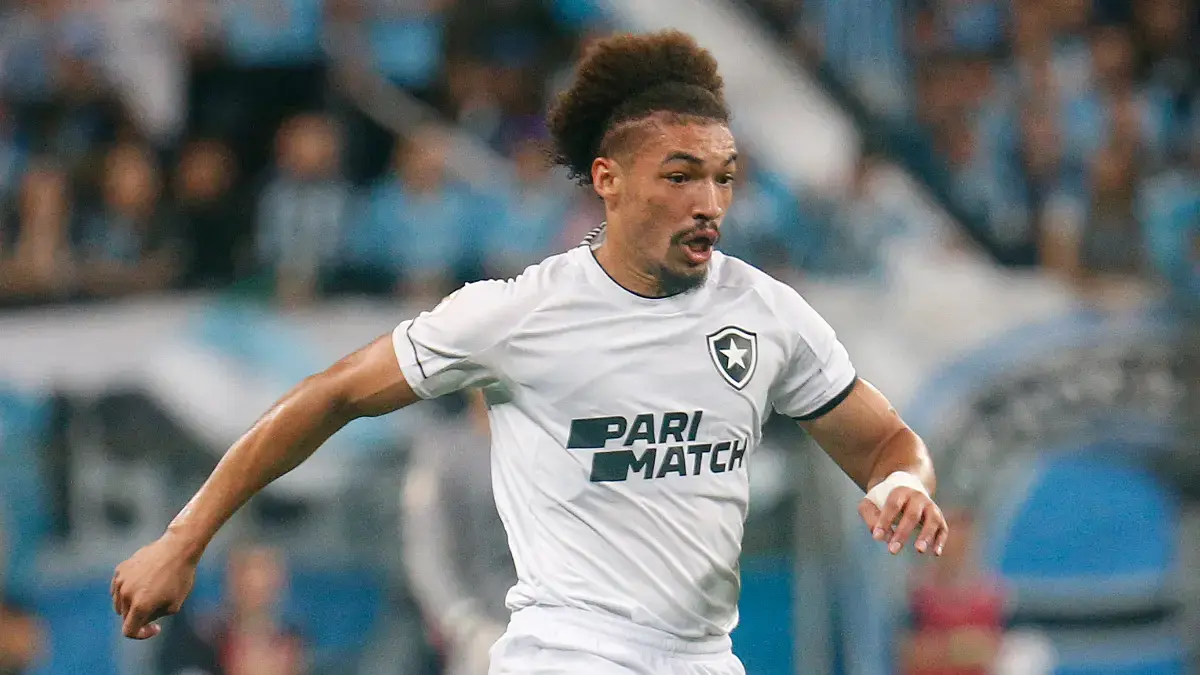 Zagueiro Adryelson em campo pelo Botafogo em jogo contra o Grêmio