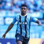 Zagueiro Jemerson em lance de jogo do Grêmio contra o Santos