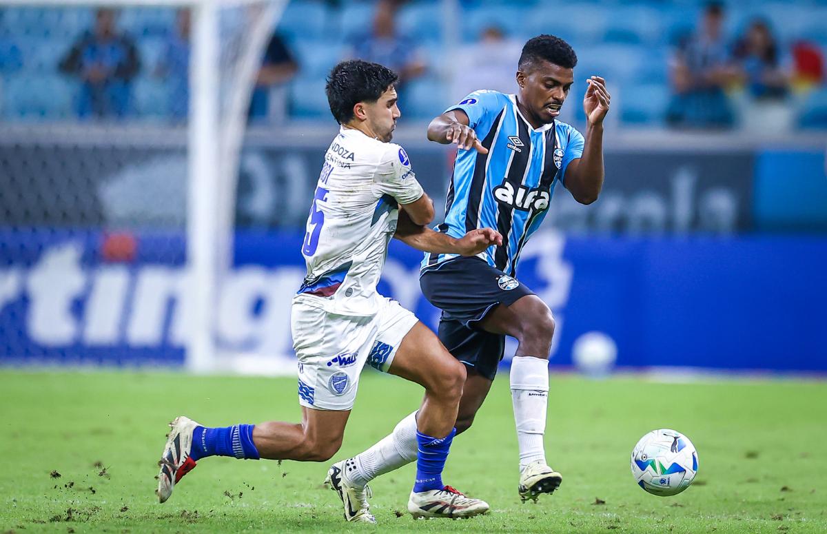 Zagueiro Jemerson em lance de Grêmio x Godoy Cruz, na Arena, pela Sul-Americana 2025