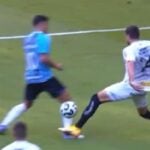 Zagueiro Luan Peres, do Santos, derruba Cristaldo dentro da área em Grêmio x Santos, na Arena, em 04/05/2025