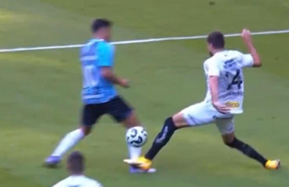 Zagueiro Luan Peres, do Santos, derruba Cristaldo dentro da área em Grêmio x Santos, na Arena, em 04/05/2025