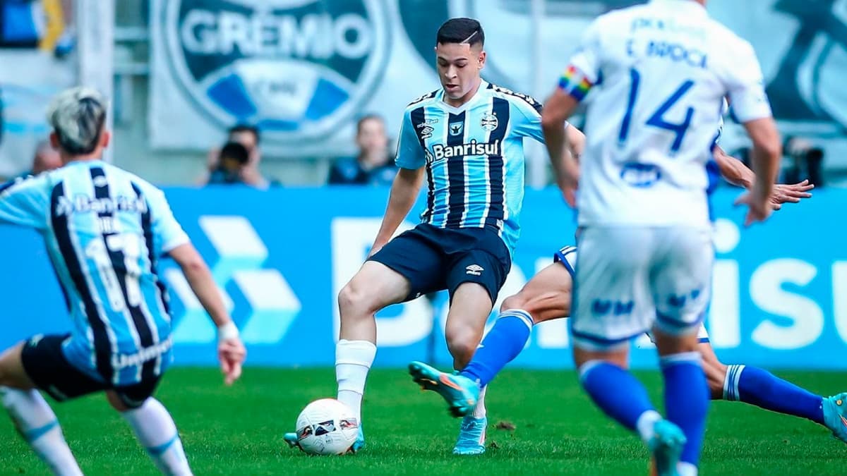 Zagueiro Natã pelo Grêmio