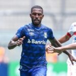 Zagueiro Paulo Miranda em lance de jogo do Grêmio contra o São Luiz, em 2020, pelo Gauchão