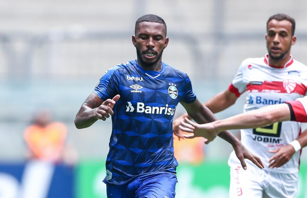 Zagueiro Paulo Miranda em lance de jogo do Grêmio contra o São Luiz, em 2020, pelo Gauchão